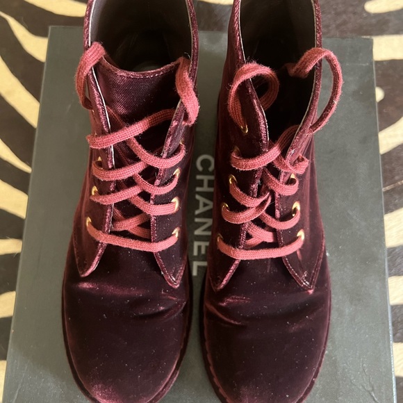 Authentic Chanel Interlocking CC Logo Velvet Lace-Up Boots in Burgundy. - Picture 2 of 6